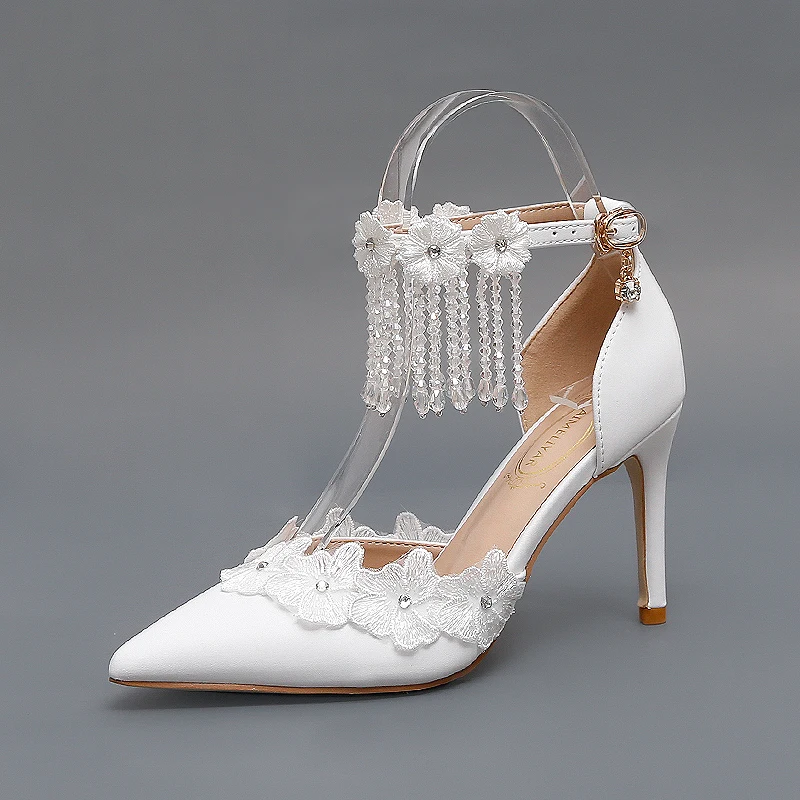 Spring and summer new white lace flowers pointed tassels crystal wedding shoes thin high heels banquet dress large women sandals
Spring and summer new white lace flowers pointed tassels crystal wedding shoes thin high heels banquet dress large women sandals