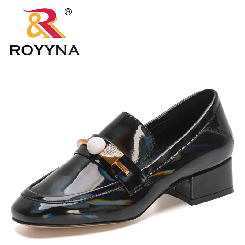 Дизайнерские Туфли-лодочки ROYYNA с металлическим украшением и круглым носком, на низком каблуке, женские модные туфли без застежек, удобные офисные классические туфли, новинка 2022
Дизайнерские Туфли-лодочки ROYYNA с металлическим украшением и круглым носком, на низком каблуке, женские модные туфли без застежек, удобные офисные классические туфли, новинка 2022