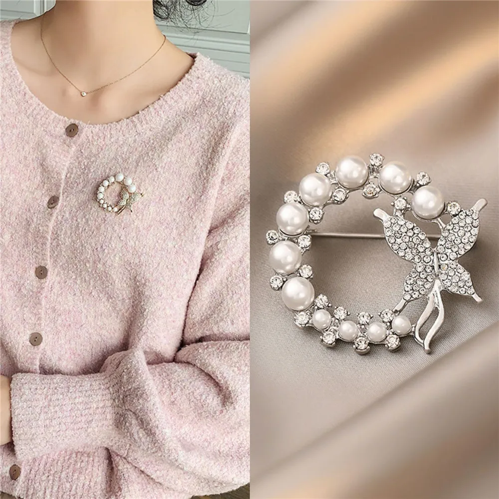 New Pearl Rhinestone Wreath Butterfly Brooch Women Trendy Elegant Circle Brooch Pins Party Wedding Gifts
New Pearl Rhinestone Wreath Butterfly Brooch Women Trendy Elegant Circle Brooch Pins Party Wedding Gifts