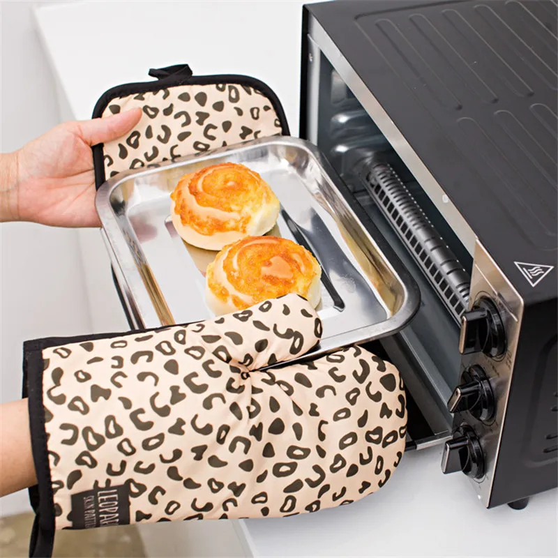 2Pcs/set Leopard Printed Polyester Microwave Oven Glove Anti-scalding Heat Insulation Pad Baking Tool
2Pcs/set Leopard Printed Polyester Microwave Oven Glove Anti-scalding Heat Insulation Pad Baking Tool