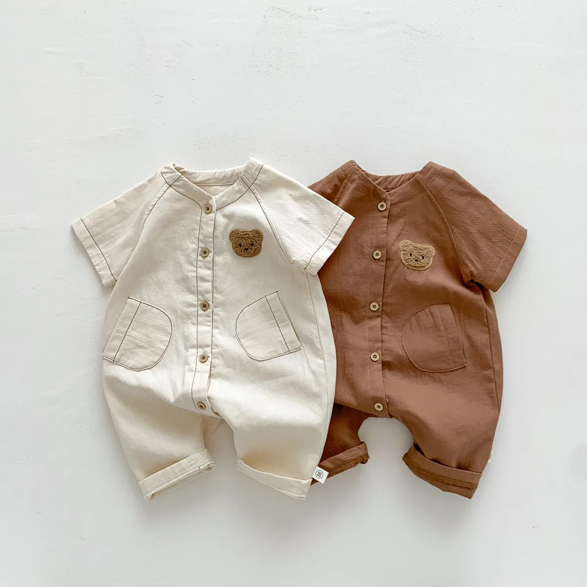 Kids Bear Embroidery Romper Baby Boys Simple Loose Double Pockets Jumpsuit Girls Cute Embroidery Cotton Thin Rompers One Piece
Kids Bear Embroidery Romper Baby Boys Simple Loose Double Pockets Jumpsuit Girls Cute Embroidery Cotton Thin Rompers One Piece