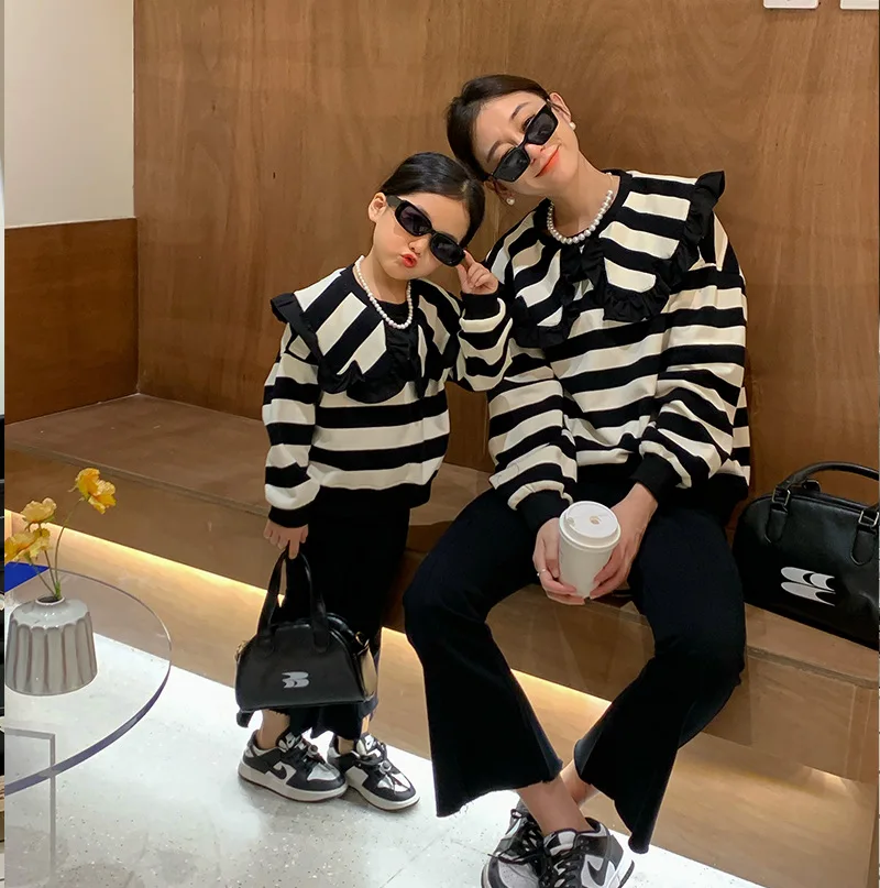 New Parent-child Family Striped Outfits Korean Sweater Autumn Girls Version 2022 Large Matching Sweater Mother-daughter Lapel
New Parent-child Family Striped Outfits Korean Sweater Autumn Girls Version 2022 Large Matching Sweater Mother-daughter Lapel