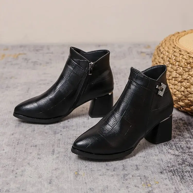 Spring and Autumn Women Boots 2024 New Fashion British Style Women Ankle Boots Women Mid-heel Pointed Ladies Leather Booties
Spring and Autumn Women Boots 2024 New Fashion British Style Women Ankle Boots Women Mid-heel Pointed Ladies Leather Booties