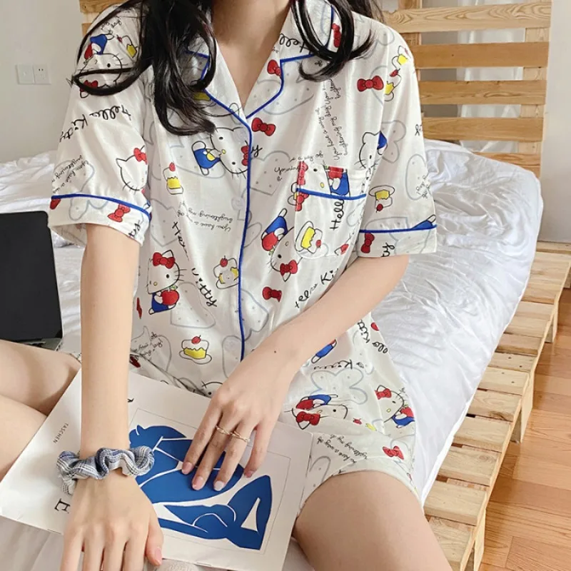 Kawaii Sanrio, Hello Kitty Пижамный костюм для девушек летняя мультяшная Печать Мягкий свободный короткий рукав хлопок японская Бытовая Одежда
Kawaii Sanrio, Hello Kitty Пижамный костюм для девушек летняя мультяшная Печать Мягкий свободный короткий рукав хлопок японская Бытовая Одежда