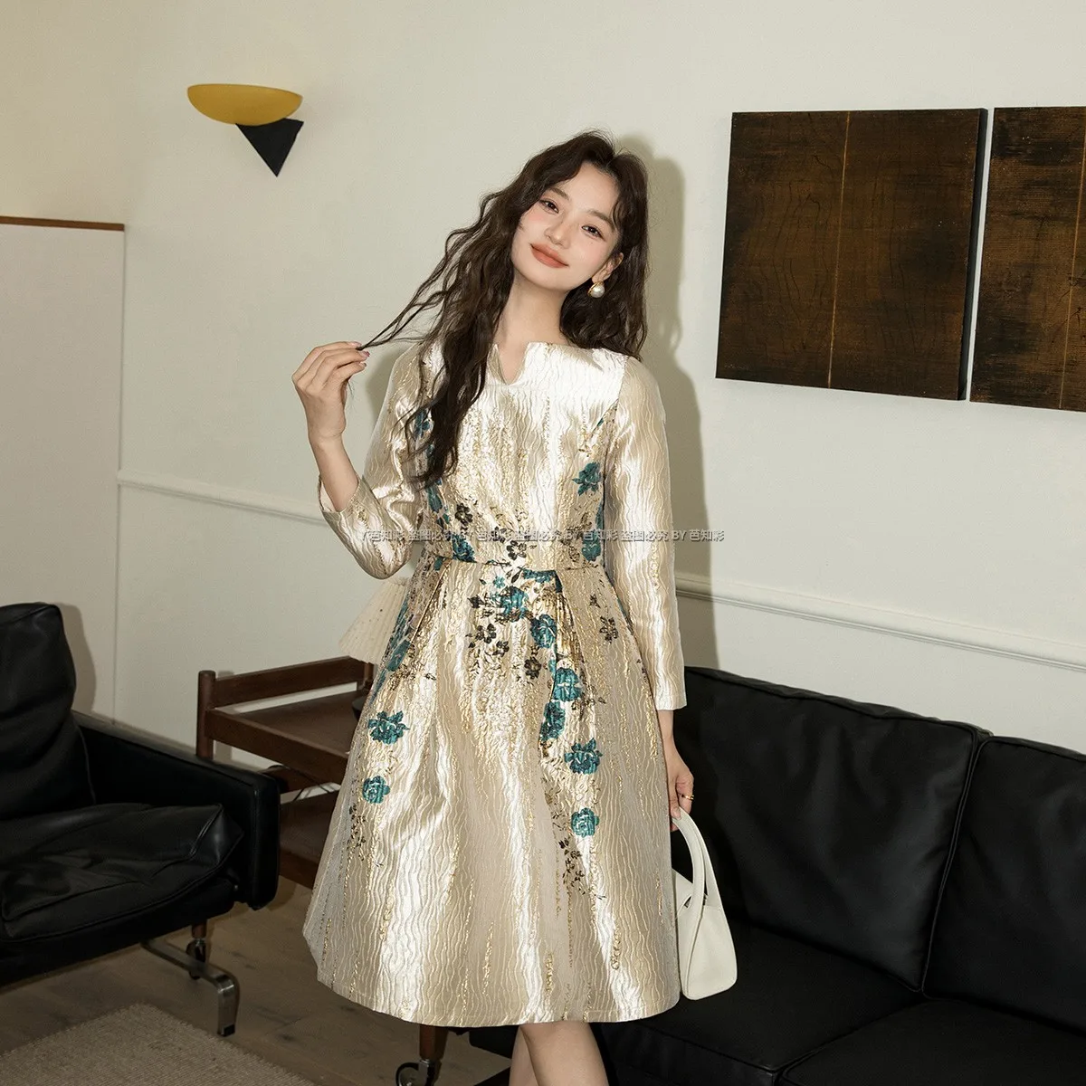 Women Jacquard Dress Luxury Party Wedding Evening Dress for Girls Floral Wrist Sleeve Dress Knee-Length Slim Fit
Women Jacquard Dress Luxury Party Wedding Evening Dress for Girls Floral Wrist Sleeve Dress Knee-Length Slim Fit