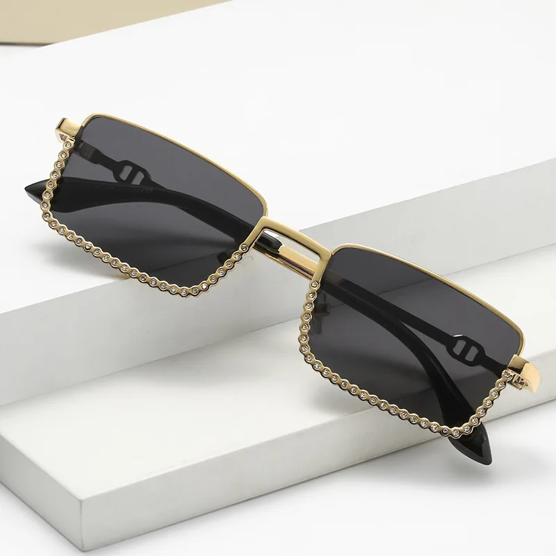 2022 New Sunglasses Brand Designer Luxury Sun Glasses For Women Retro Outdoor Driving Square Sunglasses with Diamonds
2022 New Sunglasses Brand Designer Luxury Sun Glasses For Women Retro Outdoor Driving Square Sunglasses with Diamonds