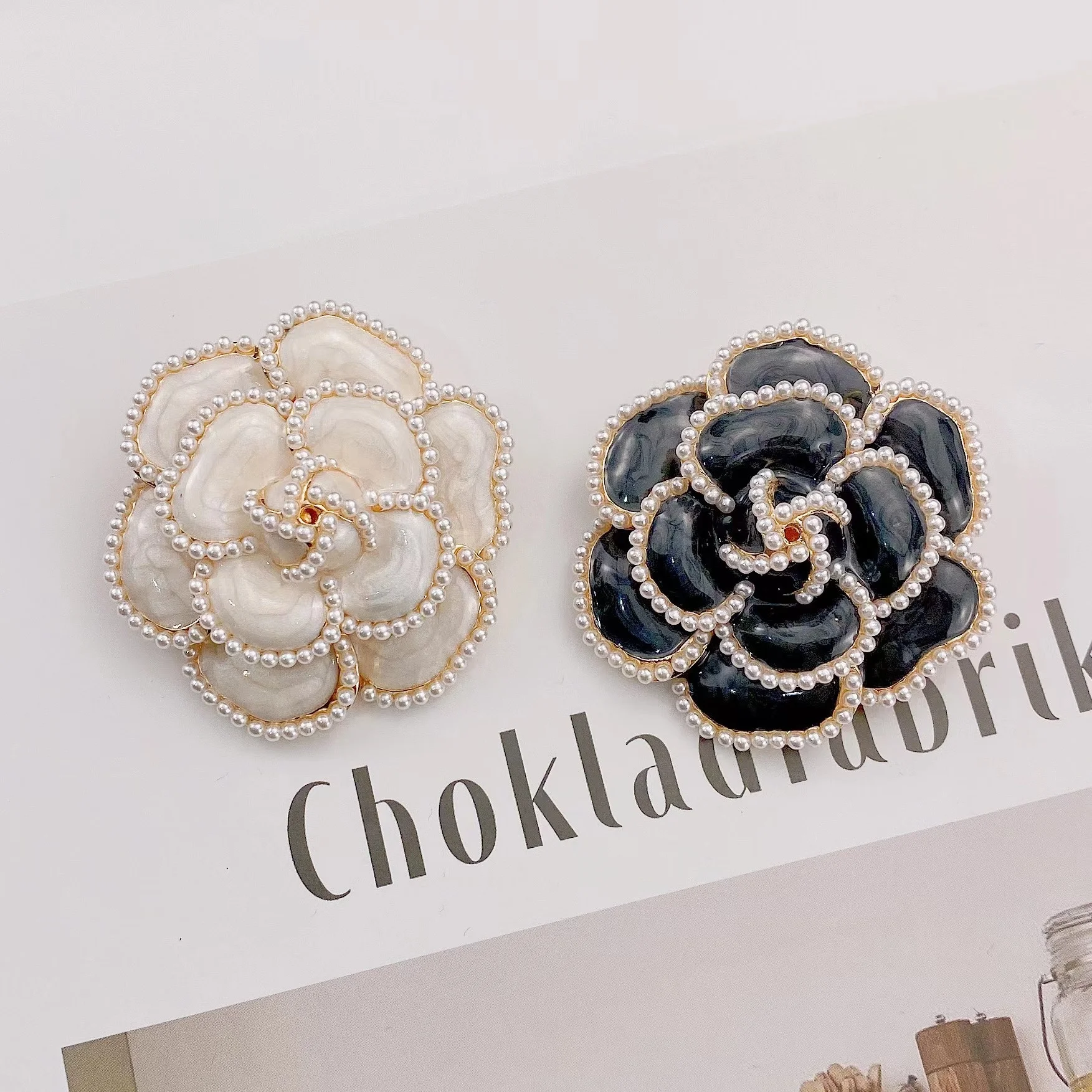 

On Sale Korean Camellia Pearl Brooch Scarf Buckles Classic Alloy Oil Dripping Brooch Suit Jack Wedding Clothing Brooches Jewelry