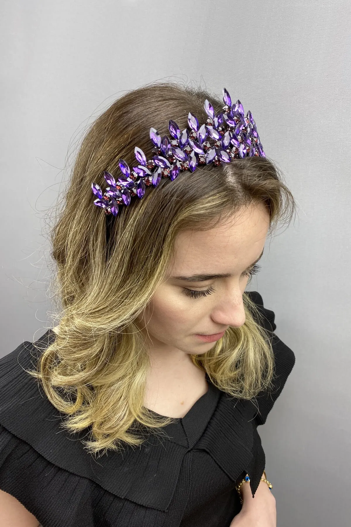 Фиолетовая субра, свадебная корона хной
Фиолетовая субра, свадебная корона хной