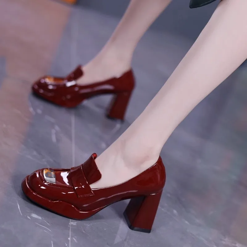 Женские туфли-лодочки на массивном каблуке, с круглым носком 
Женские туфли-лодочки на массивном каблуке, с круглым носком