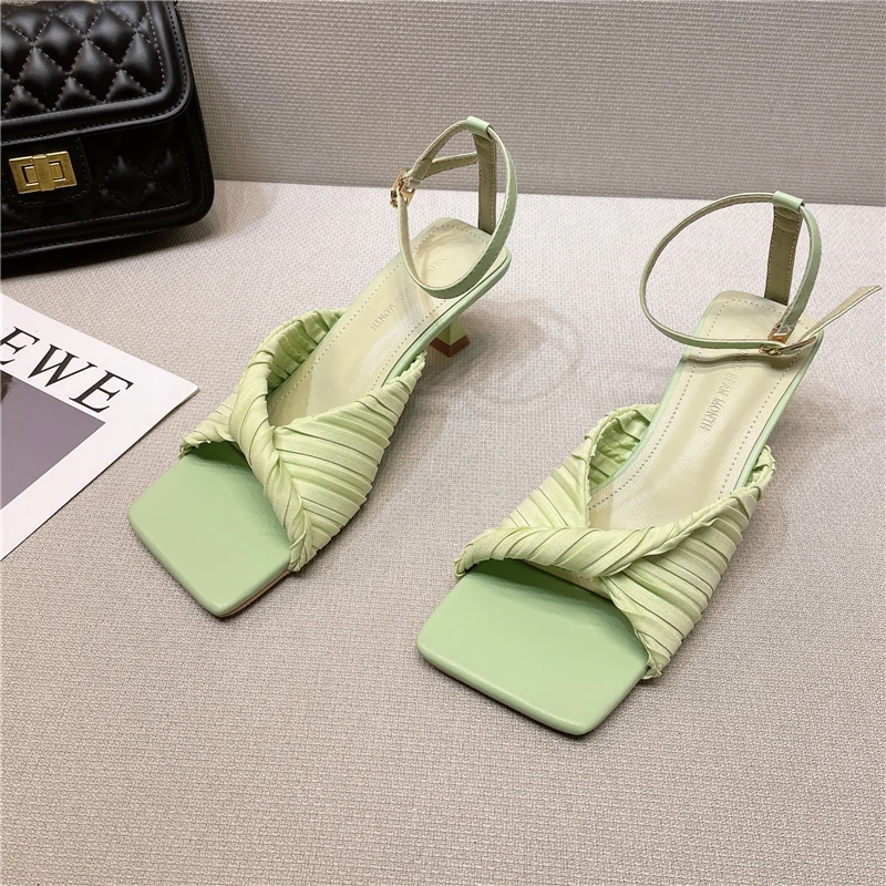 2022 Fashion Square Toe Women Slipper New Brand Pleated Design Ladies Elegant Party Slides Summer Outdoor Dress T-strap Sandals
2022 Fashion Square Toe Women Slipper New Brand Pleated Design Ladies Elegant Party Slides Summer Outdoor Dress T-strap Sandals