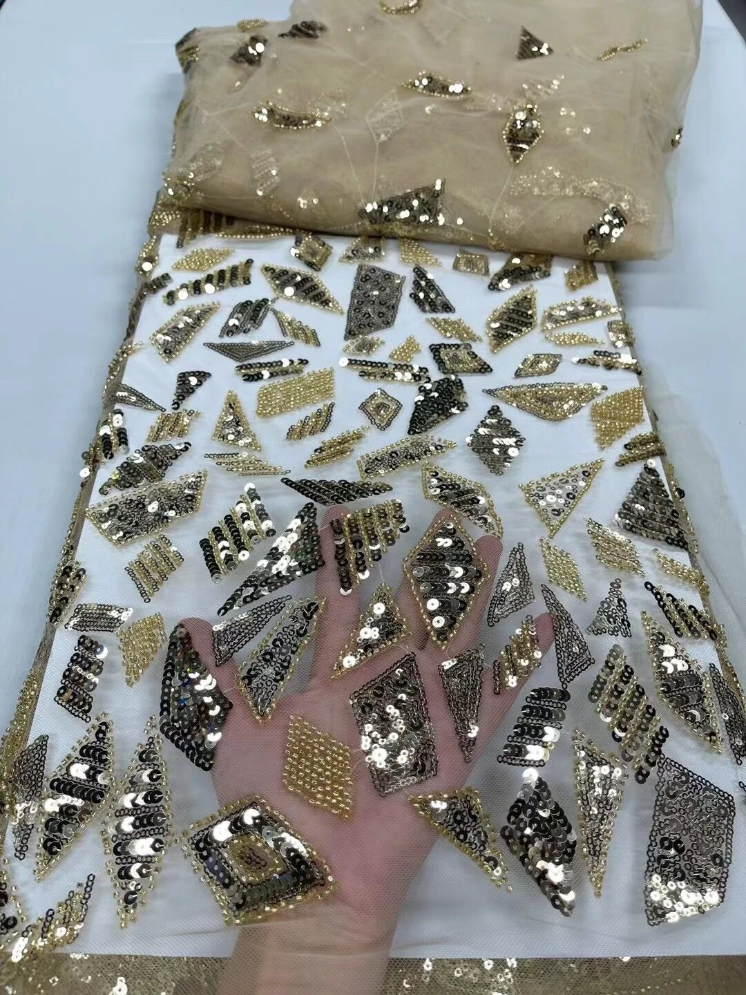 2023 High Quality African Nigerian Tulle Lace Fabric Sequins Embroidery French Guipure Wedding Party Dress Beaded 5Yards
2023 High Quality African Nigerian Tulle Lace Fabric Sequins Embroidery French Guipure Wedding Party Dress Beaded 5Yards