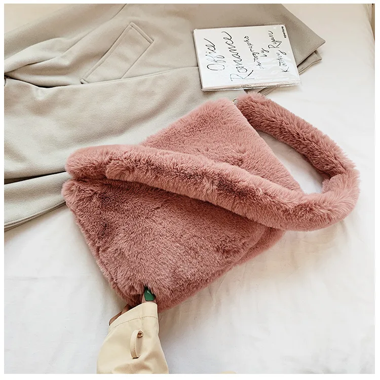 2022 autumn and winter new bag women's plush underarm bag all-match embroidered letters one-shoulder hand-held hairy women's bag
2022 autumn and winter new bag women's plush underarm bag all-match embroidered letters one-shoulder hand-held hairy women's bag
