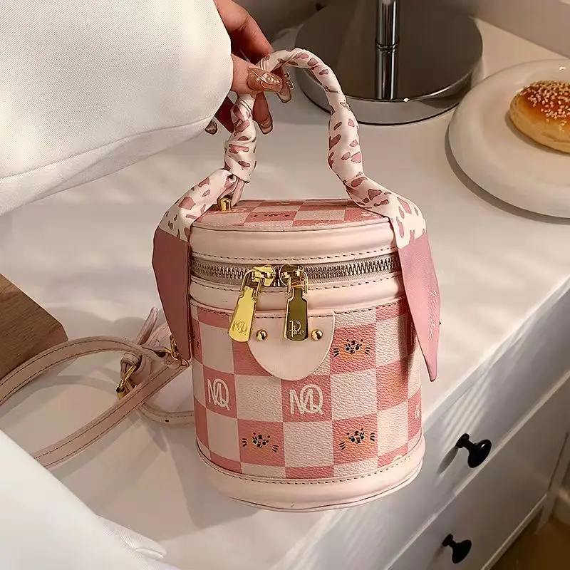 Spring Summer Women Small Fashion Handbags Luxury Designer Round Barreled Shoulder Bags PU Leather Printed Bucket Handle Bag
Spring Summer Women Small Fashion Handbags Luxury Designer Round Barreled Shoulder Bags PU Leather Printed Bucket Handle Bag