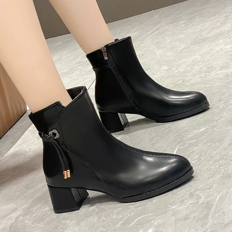 New Winter 2022 Naked Boots Leather Round Head Solid Color Side Zipper Boots for Women Warm and Comfortable Fashion Boots
New Winter 2022 Naked Boots Leather Round Head Solid Color Side Zipper Boots for Women Warm and Comfortable Fashion Boots