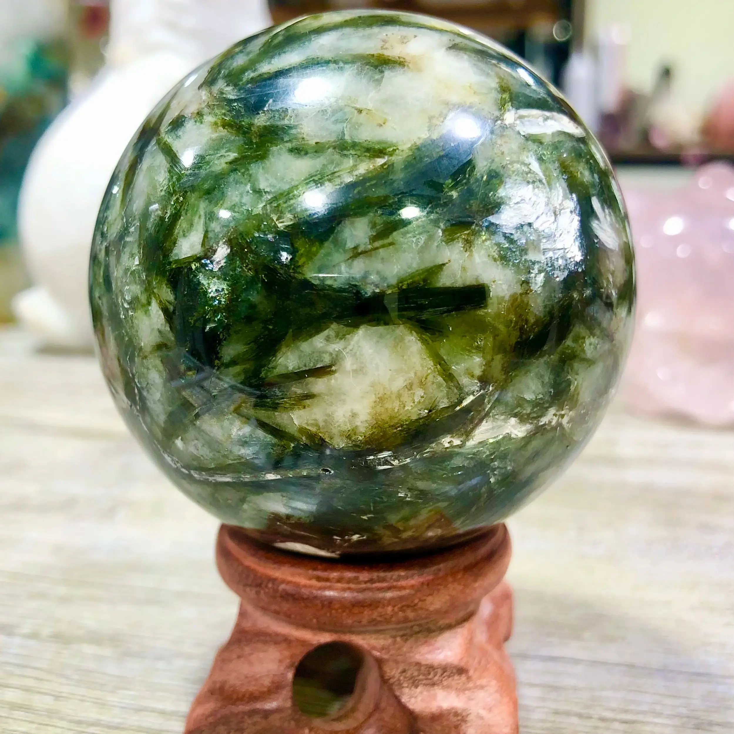 Хрустальный шар из зеленого турмалина
Хрустальный шар из зеленого турмалина
