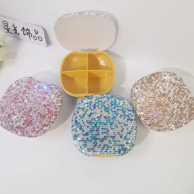 Контейнер для таблеток с бриллиантами, 4 отделения
Контейнер для таблеток с бриллиантами, 4 отделения