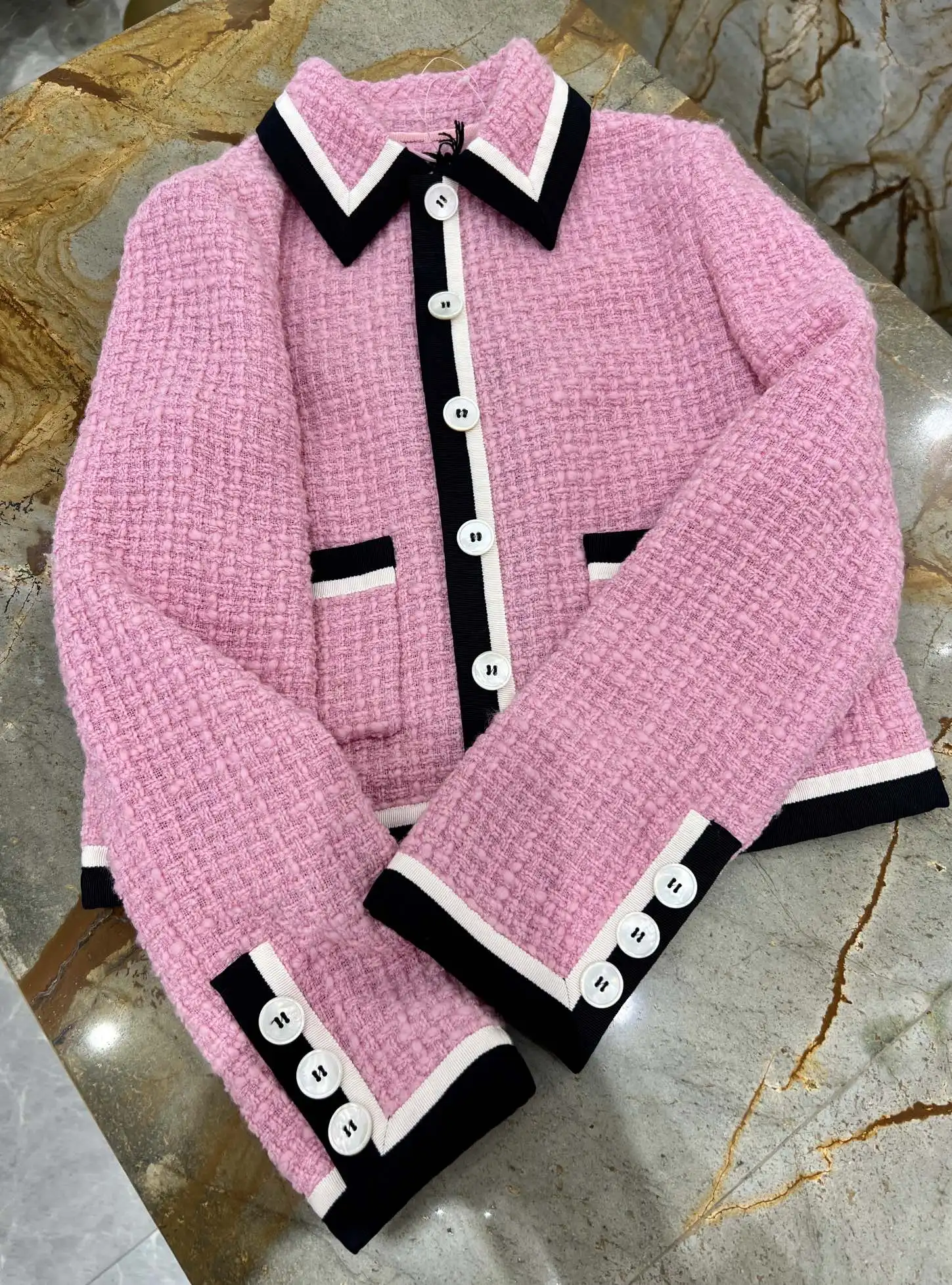 Крупное пальто с отворотом, розовое и черно-белое, действительно изумительно, стиль девушки не проблема
Крупное пальто с отворотом, розовое и черно-белое, действительно изумительно, стиль девушки не проблема