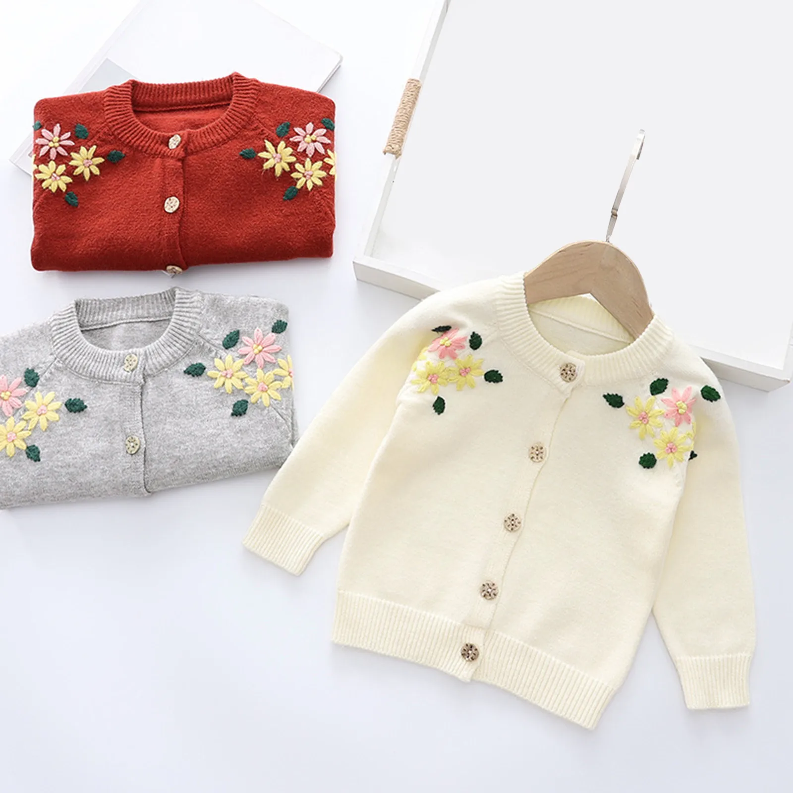 Вязаный кардиган с вышивкой для девочек, свитеры, куртка, зимняя одежда для маленьких девочек, осень 2023, топы с длинными рукавами, детская одежда, пальто
Вязаный кардиган с вышивкой для девочек, свитеры, куртка, зимняя одежда для маленьких девочек, осень 2023, топы с длинными рукавами, детская одежда, пальто