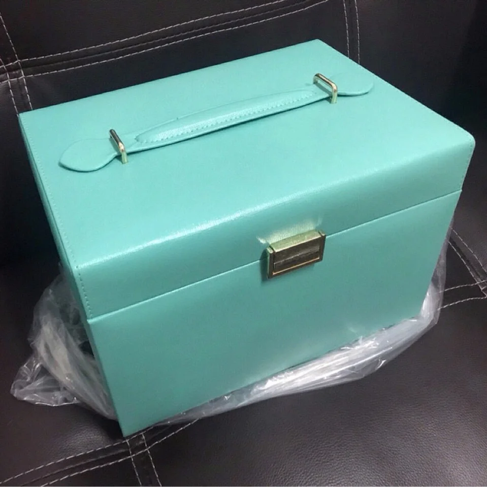Blue Jewelry Box Simple Fashion Large-capacity Storage Box Home Decoration Brand Design
Blue Jewelry Box Simple Fashion Large-capacity Storage Box Home Decoration Brand Design
