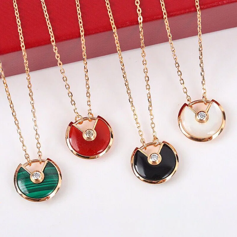 Classic French Necklace Amulet Pendant Rose Gold Natural White Fritillary Red Agate Fashion Brand Party Luxury Jewelry
Classic French Necklace Amulet Pendant Rose Gold Natural White Fritillary Red Agate Fashion Brand Party Luxury Jewelry