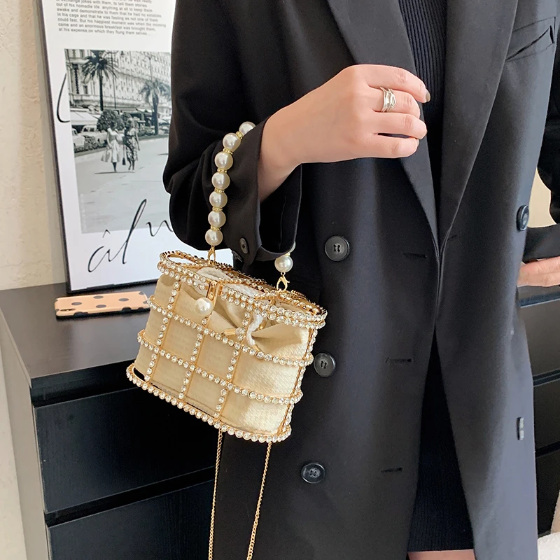 Women's Bag Luxury Party Evening Bag 2022 Pearl Handbag Chain Shoulder Crossbody Bag Fashion Wedding Diamond Purse Female Clutch
Women's Bag Luxury Party Evening Bag 2022 Pearl Handbag Chain Shoulder Crossbody Bag Fashion Wedding Diamond Purse Female Clutch