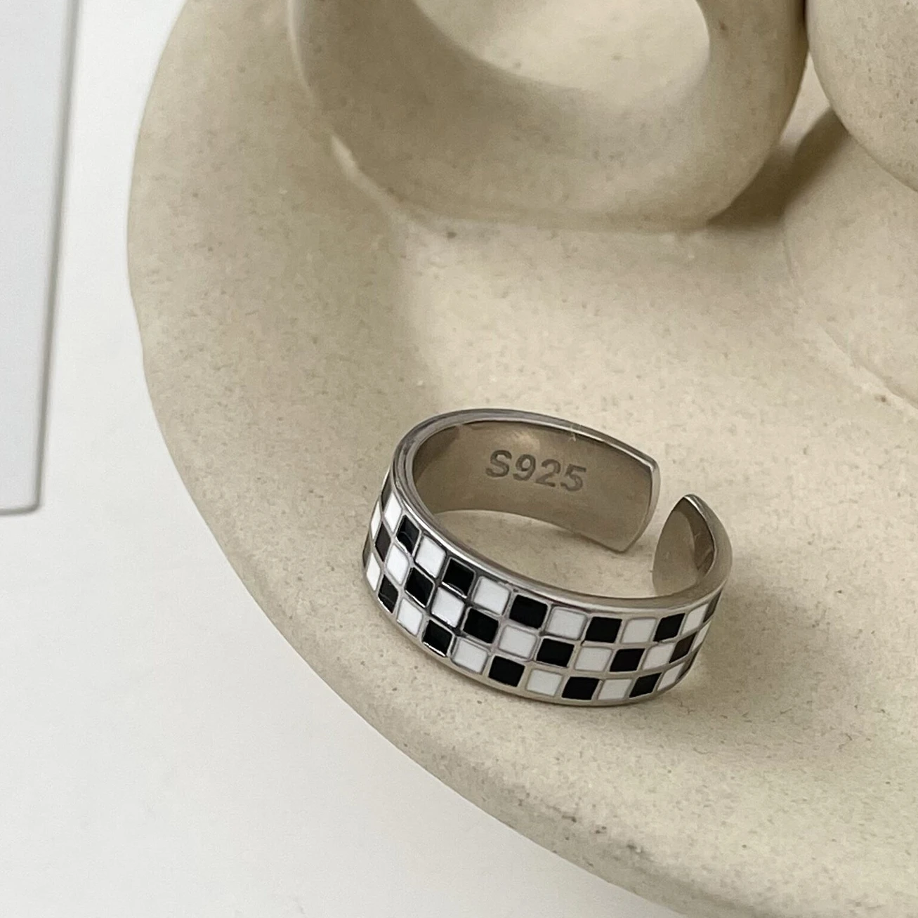 S925 Sterling Silver Open Black and White Checkerboard Ring Women's Niche Design Fashion Personality Exquisite Jewelry
S925 Sterling Silver Open Black and White Checkerboard Ring Women's Niche Design Fashion Personality Exquisite Jewelry