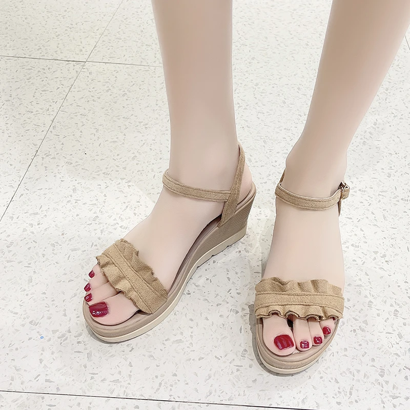 2022 Summer New Women's Word Buckle Sandals All-match Platform Platform Wedge Heel Fashion with Skirt Women's Sandals Size 35-40 
2022 Summer New Women's Word Buckle Sandals All-match Platform Platform Wedge Heel Fashion with Skirt Women's Sandals Size 35-40