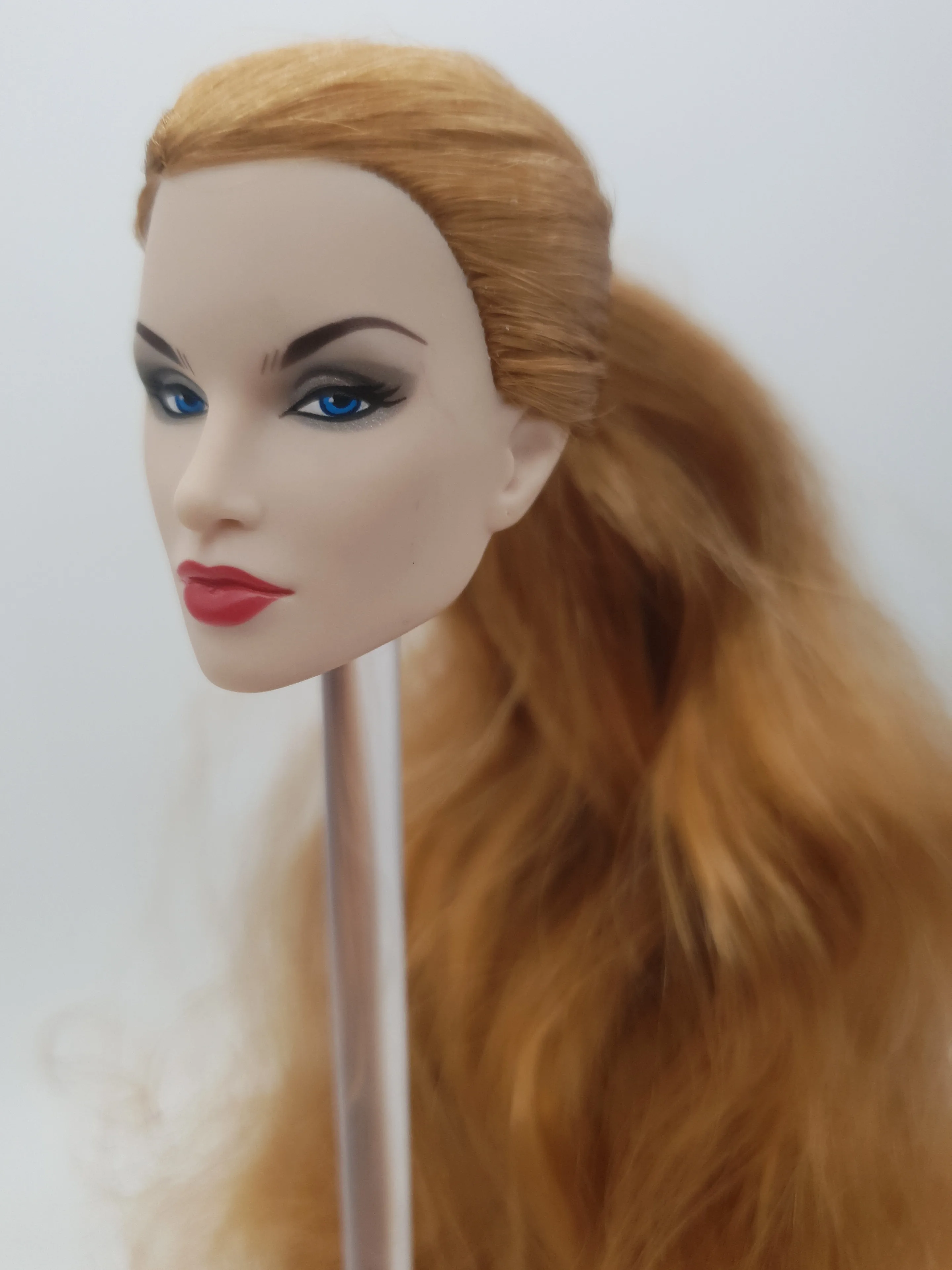 

Fashion Royalty color infusion Tatyana Alexandrova blonde hair integrity 1/6 FR doll head