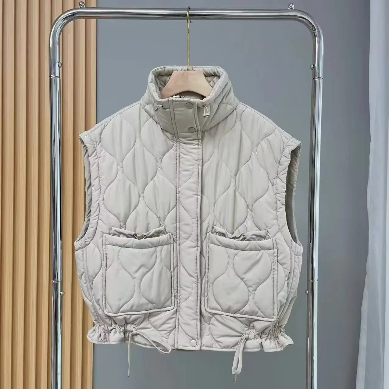 Women 2023 New Fashion 2 Colors Pocket Ornament Cotton-padded Jacket Vest Vintage Female Waistcoat Chic Tops
Women 2023 New Fashion 2 Colors Pocket Ornament Cotton-padded Jacket Vest Vintage Female Waistcoat Chic Tops