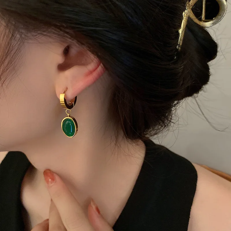 Vintage Emerald Oval Earrings Temperament Minimalist Design Sense Fashion Ear Buckle Light Luxury Accessories For Women
Vintage Emerald Oval Earrings Temperament Minimalist Design Sense Fashion Ear Buckle Light Luxury Accessories For Women