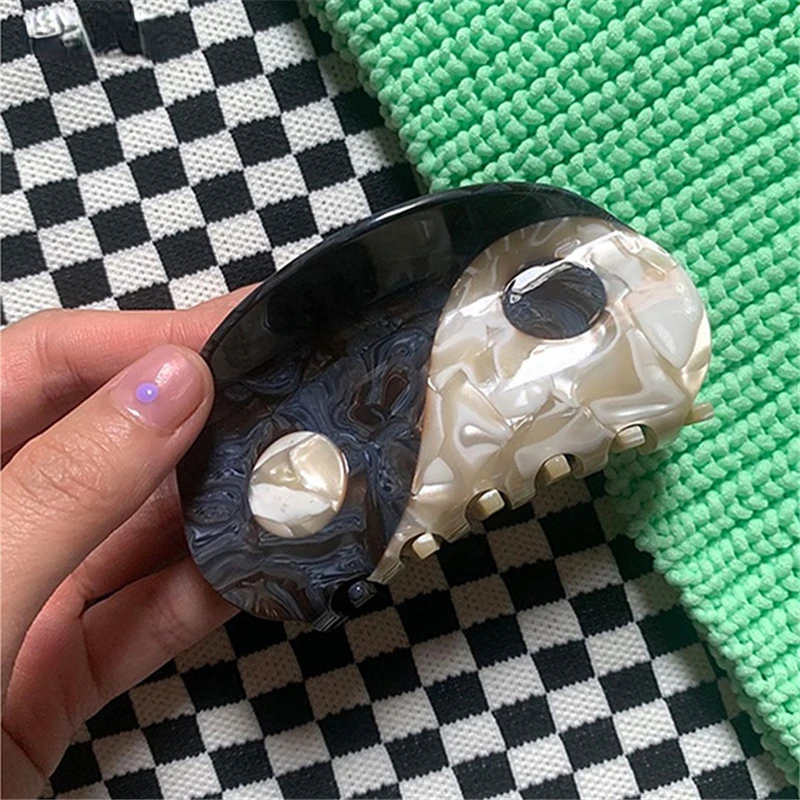 2022 Korean style hair accessories New acetate fiber female Tai Chi black and white color blocking dished hair grab headwear
2022 Korean style hair accessories New acetate fiber female Tai Chi black and white color blocking dished hair grab headwear