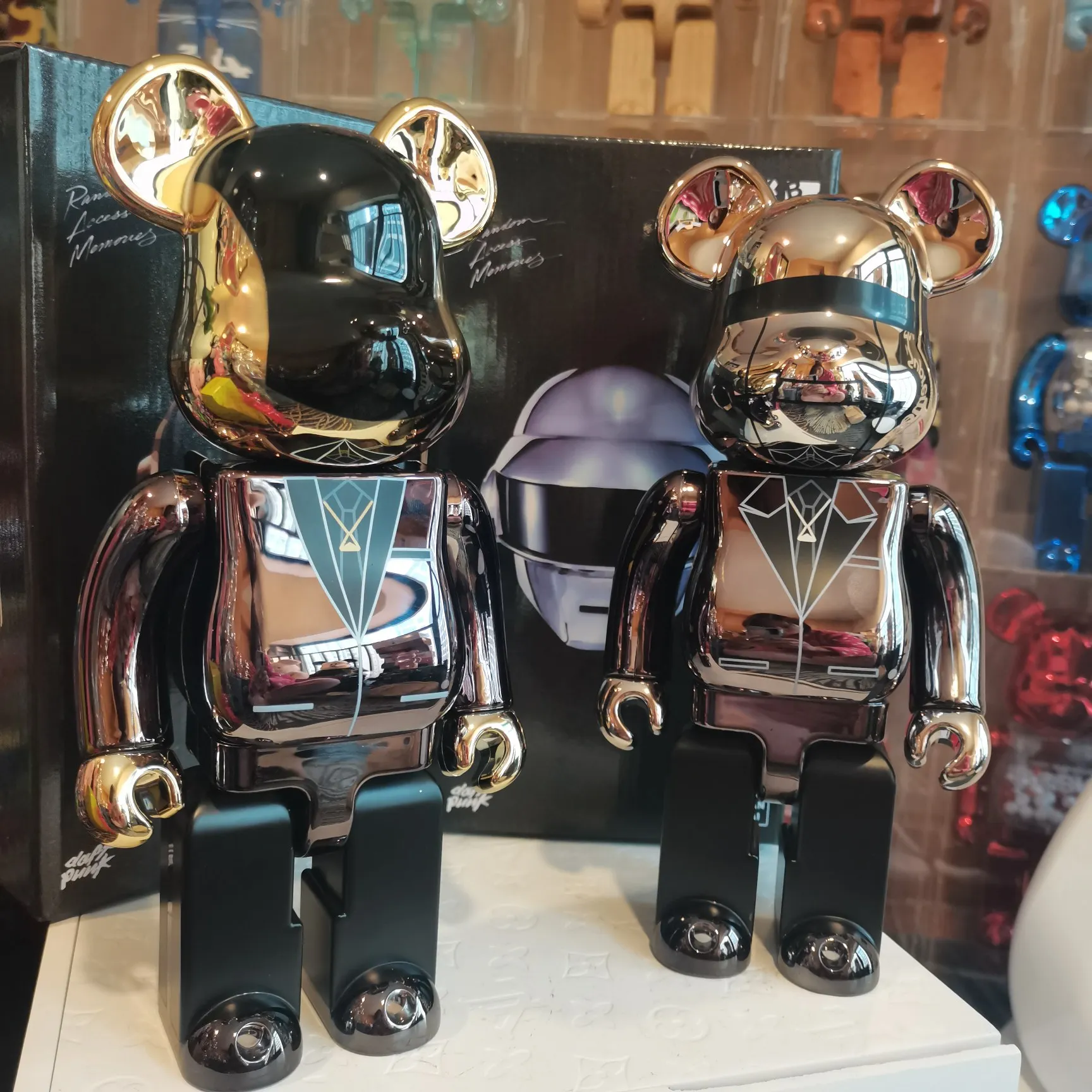 Bearbrick 400% Daft Punk Band Gold and Silver 2 pieces Electroplating 28cm Electroplating Process Hot Selling Collection Edition
Bearbrick 400% Daft Punk Band Gold and Silver 2 pieces Electroplating 28cm Electroplating Process Hot Selling Collection Edition