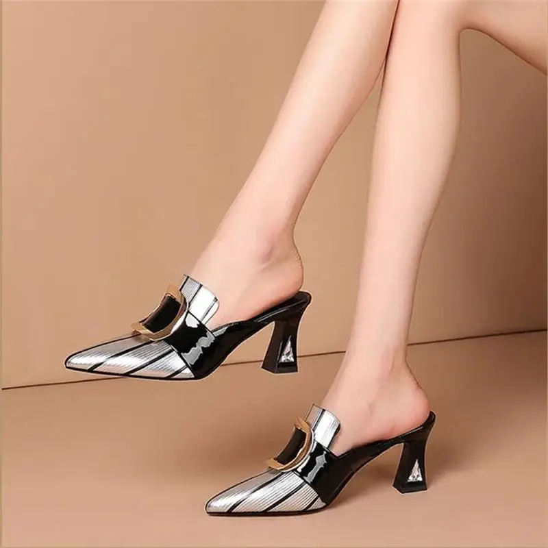 2022 Spring And Summer New Soft Leather Thick Heels High Heels Women's Pointed Rhinestone Baotou Cool Slippers Women Wear
2022 Spring And Summer New Soft Leather Thick Heels High Heels Women's Pointed Rhinestone Baotou Cool Slippers Women Wear