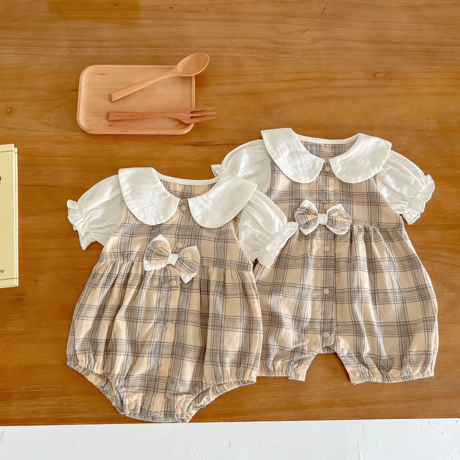 2022 summer 0-3 year old baby girl treasure foreign style jumpsuit cotton plaid bow puff sleeve romper romper baby costume
2022 summer 0-3 year old baby girl treasure foreign style jumpsuit cotton plaid bow puff sleeve romper romper baby costume