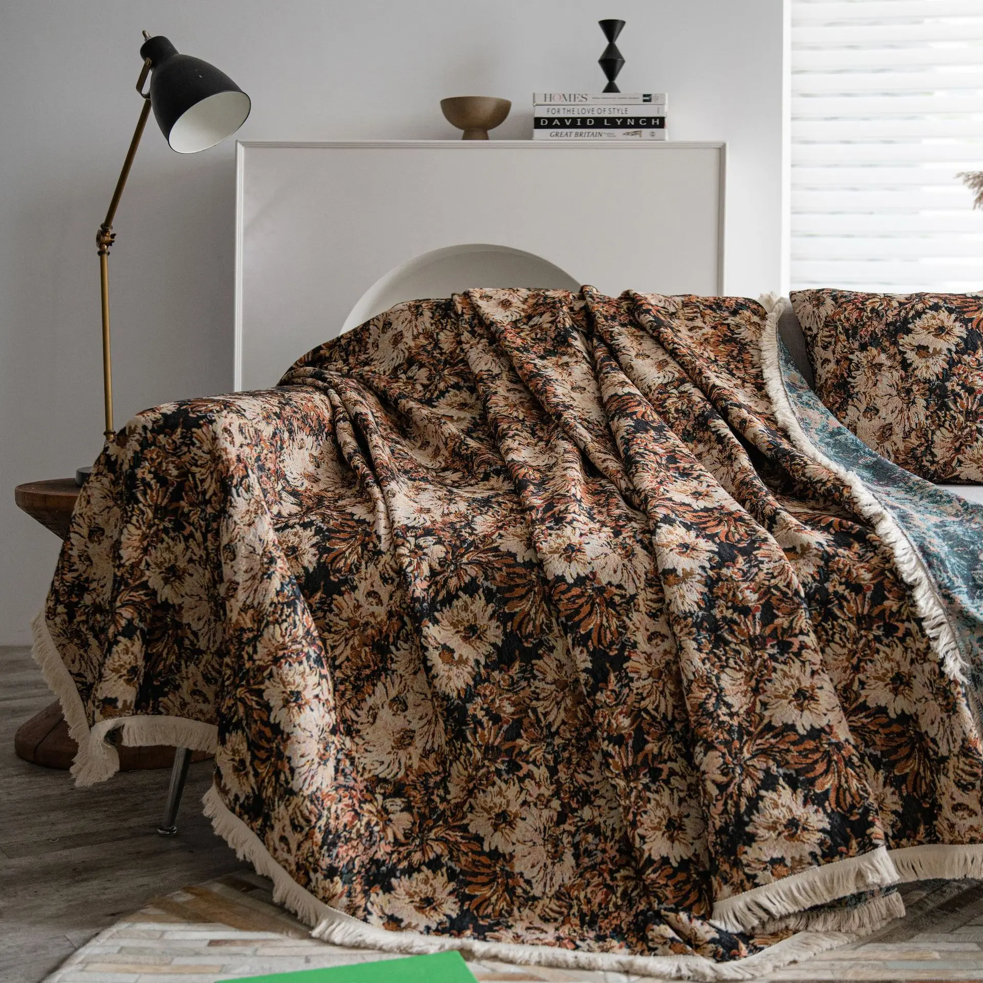 Nordic Blanket Super Soft Retro Floral Tassel Sofa Cover Blanket Winter Bed Bedding Warm Soft Quilt Bed Throws
Nordic Blanket Super Soft Retro Floral Tassel Sofa Cover Blanket Winter Bed Bedding Warm Soft Quilt Bed Throws
