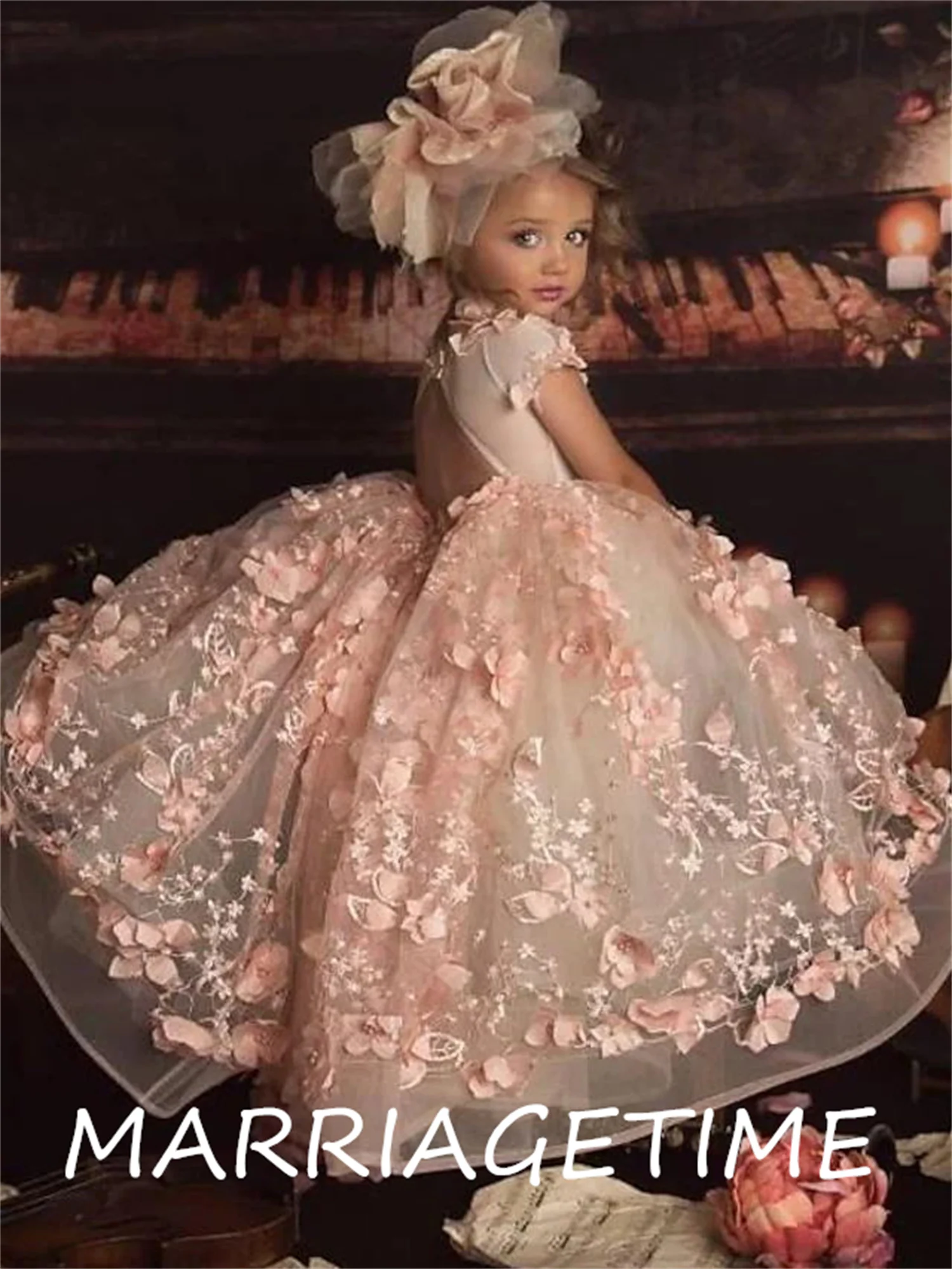 Женское асимметричное свадебное платье с V-образным вырезом и цветочным принтом
Женское асимметричное свадебное платье с V-образным вырезом и цветочным принтом