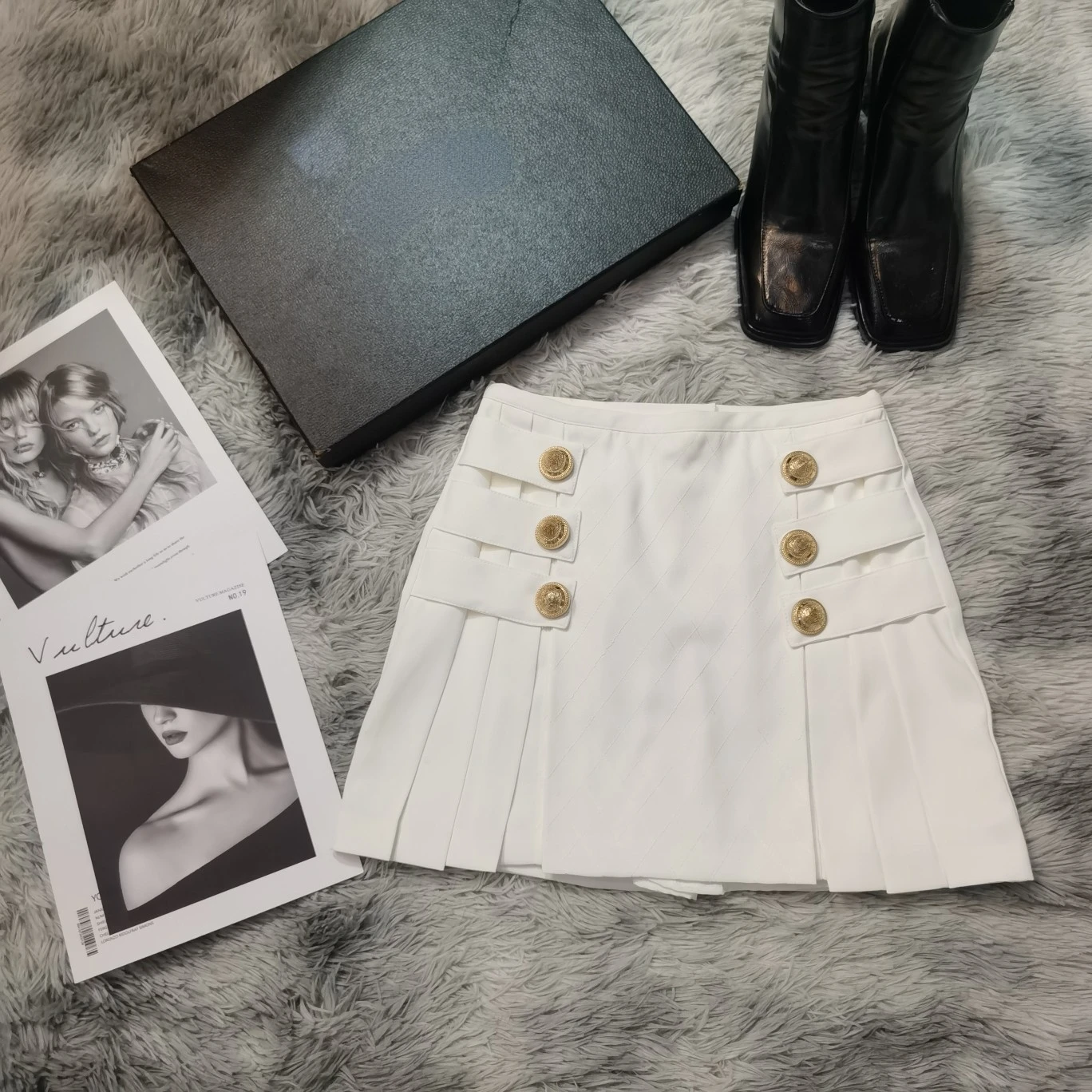 Japan Style Solid White Black Natural Waist Gold Button Mini Skirts Women 2022 New High Quality All-matching Ladies Clothing
Japan Style Solid White Black Natural Waist Gold Button Mini Skirts Women 2022 New High Quality All-matching Ladies Clothing