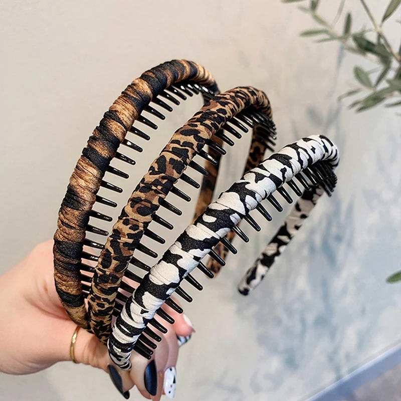 Fashion Hair Hoops Hair Band With Teeth Comb Headband Vintage Leopard Hairband Women Girls Wash Face Hair Accessories
Fashion Hair Hoops Hair Band With Teeth Comb Headband Vintage Leopard Hairband Women Girls Wash Face Hair Accessories