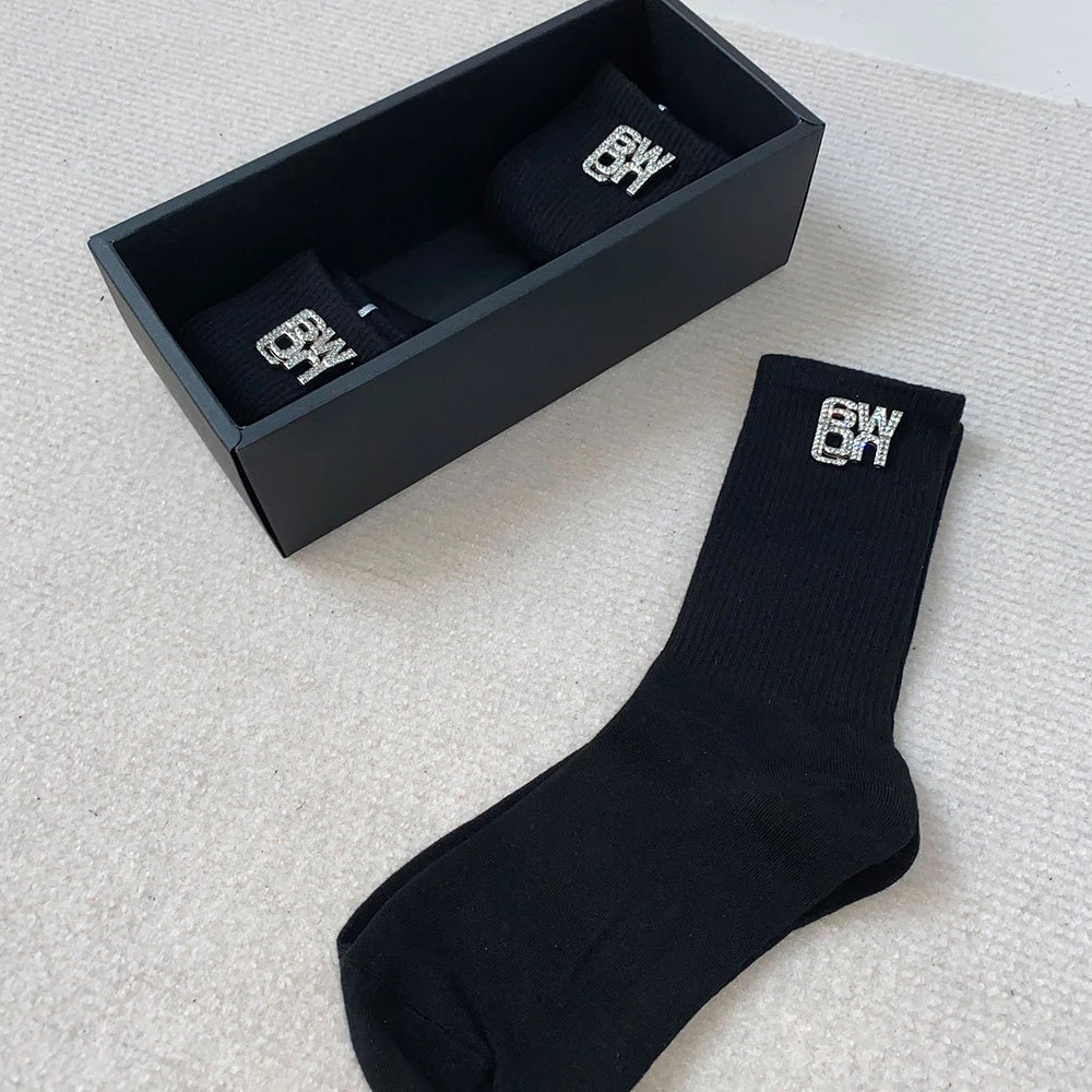 114145 Fashion Classic Brand Luxury Design High Tube Versatile Women Socks Trendy Casual Rhinestone Letter Cotton Socks A2
114145 Fashion Classic Brand Luxury Design High Tube Versatile Women Socks Trendy Casual Rhinestone Letter Cotton Socks A2