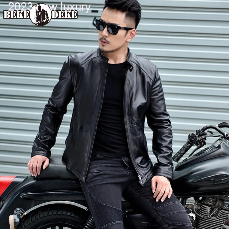 Мужская короткая байкерская куртка из натуральной кожи, с круглым вырезом и карманами
Мужская короткая байкерская куртка из натуральной кожи, с круглым вырезом и карманами