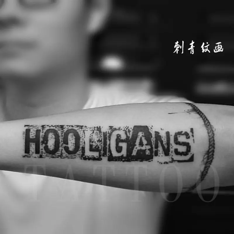 Temporary Tattoo Retro Graffiti Text HOOLIGANS Hip-hop Art Waterproof Tattoo Stickers Fake Tattoo for Woman Festival Accessories
Temporary Tattoo Retro Graffiti Text HOOLIGANS Hip-hop Art Waterproof Tattoo Stickers Fake Tattoo for Woman Festival Accessories