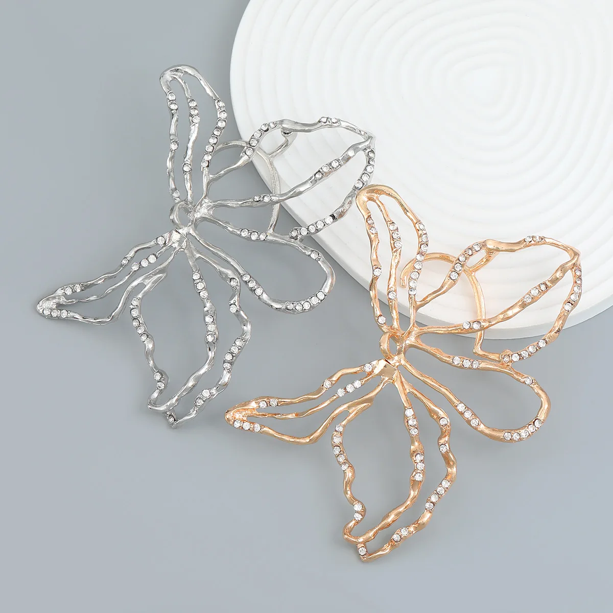 Spring Earrings Butterfly Flower Ear Strap Alloy Acrylic Drilling Earring Exaggerated Earhook Women Girl Jewelry Gifts Wholesale
Spring Earrings Butterfly Flower Ear Strap Alloy Acrylic Drilling Earring Exaggerated Earhook Women Girl Jewelry Gifts Wholesale