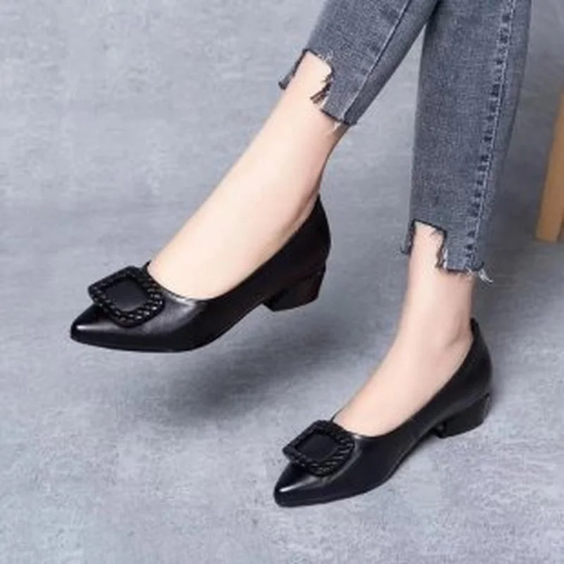 Soft leather shoes women's spring and autumn 2022 new non-slip soft sole comfortable thick heel shoes women's fashion round head
Soft leather shoes women's spring and autumn 2022 new non-slip soft sole comfortable thick heel shoes women's fashion round head