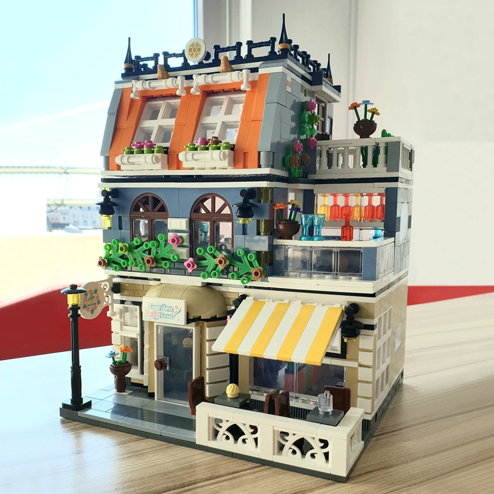 QL0940 Creative Expert Street View Gardon Hotel 1316Pcs Model Modular Moc Building Block Brick Grand Emporium Pet Book Shop
QL0940 Creative Expert Street View Gardon Hotel 1316Pcs Model Modular Moc Building Block Brick Grand Emporium Pet Book Shop