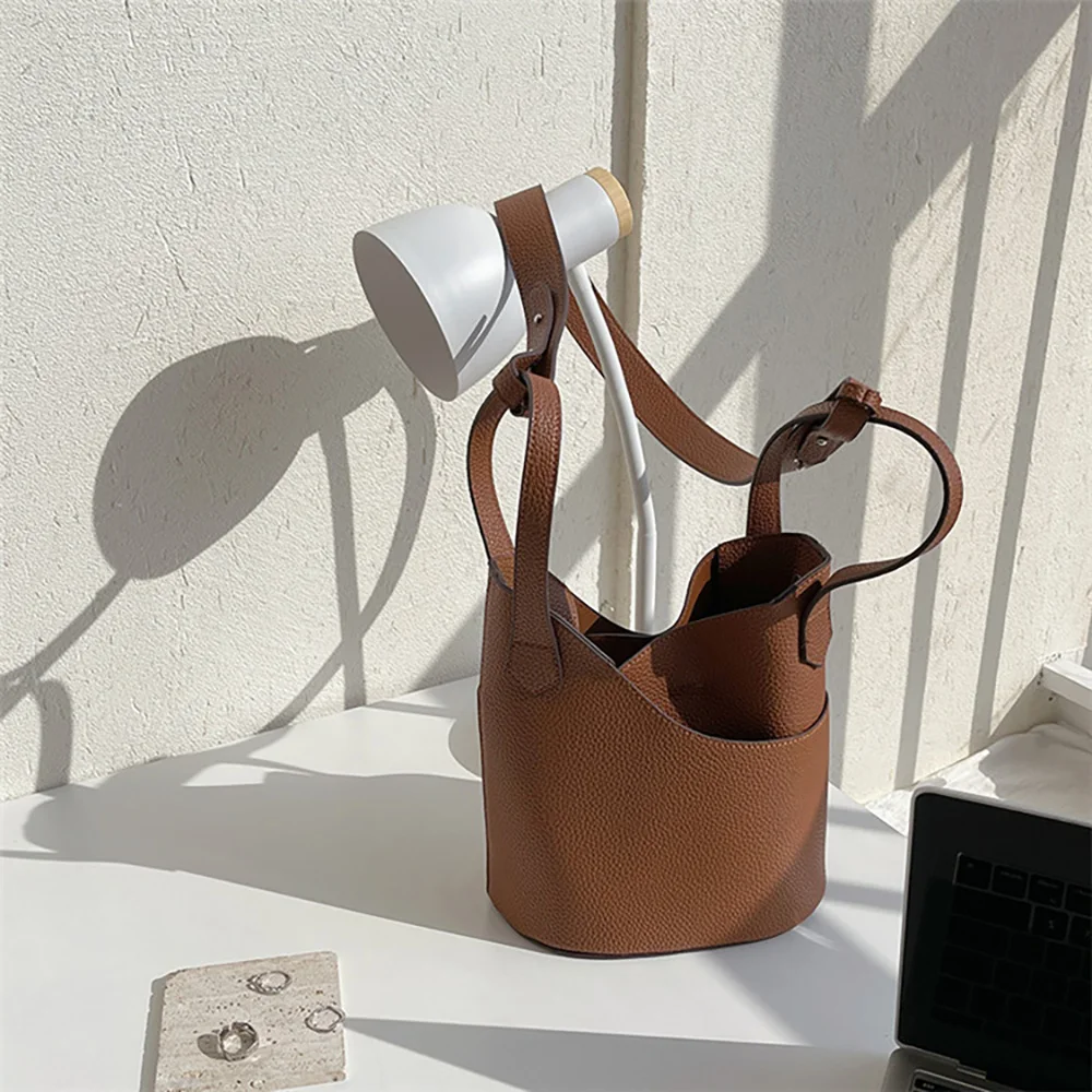 Fashion Women Commuter Shoulder Bags 2023 Korean Style Office Ladies Bucket Handbags Large Capacity High Quality Crossbody Bag
Fashion Women Commuter Shoulder Bags 2023 Korean Style Office Ladies Bucket Handbags Large Capacity High Quality Crossbody Bag