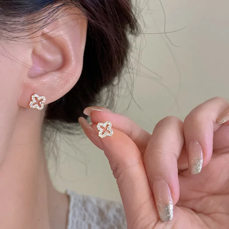 Vintage Korean Fashion Women Personality Earrings Four-Petals Earrings Zircon Earrings Decorative Accessories Wholesale
Vintage Korean Fashion Women Personality Earrings Four-Petals Earrings Zircon Earrings Decorative Accessories Wholesale