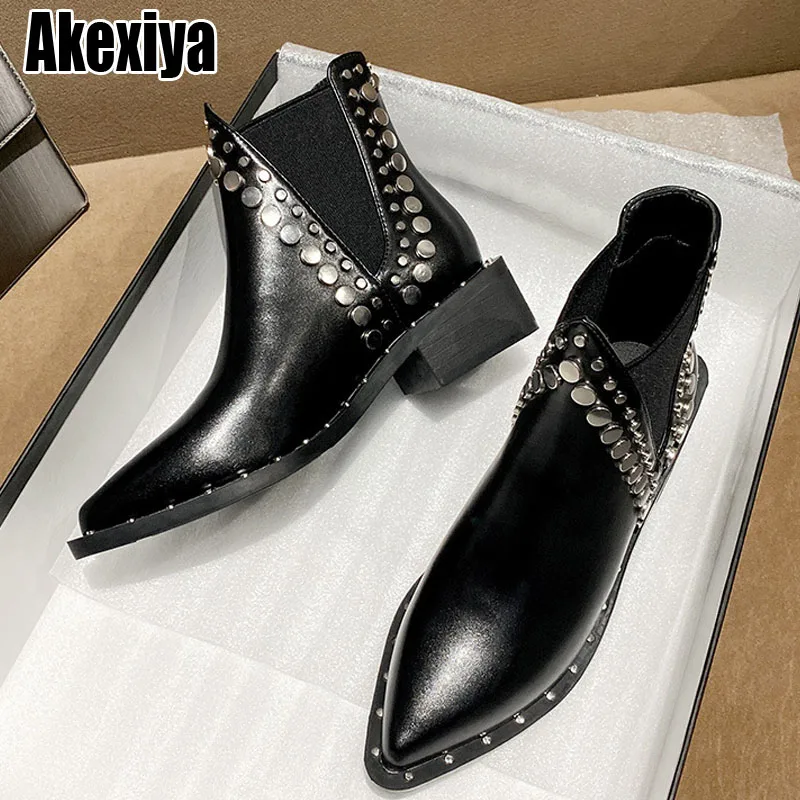 Women's Autumn/Winter 2022 New Thick-heel Boots Female British Style Rivet Pointed Mid-heel Short Boots Trend BC4945 
Women's Autumn/Winter 2022 New Thick-heel Boots Female British Style Rivet Pointed Mid-heel Short Boots Trend BC4945