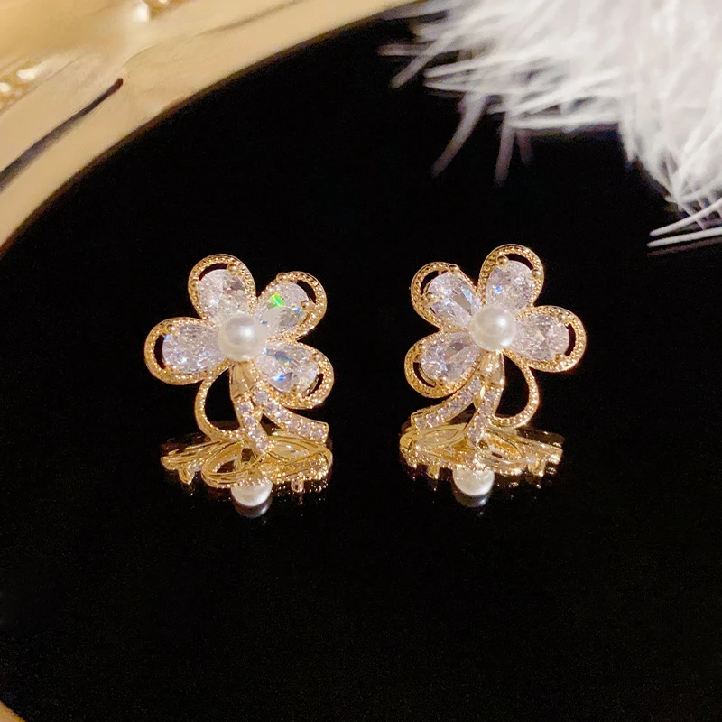 Korean Style Fashion Gold Zircon Flower Earrings Female S925 Silver Needle Delicate Metal Ear Accessories Party Jewelry Gift
Korean Style Fashion Gold Zircon Flower Earrings Female S925 Silver Needle Delicate Metal Ear Accessories Party Jewelry Gift