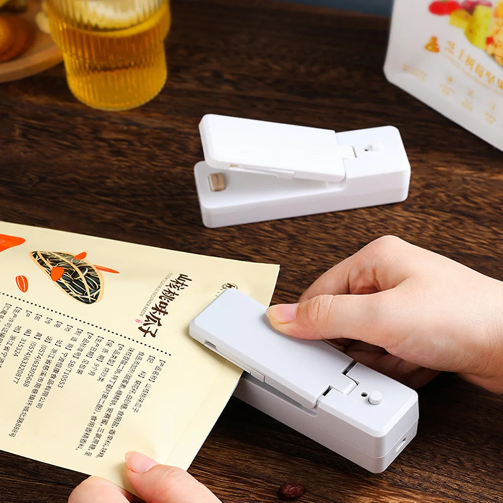 USB Mini Bag Sealer 2-in-1 Chargable Heat Sealers Rechargeable Handheld Vacuum Heat Sealers Cutter for Plastic Bag Storage Food
USB Mini Bag Sealer 2-in-1 Chargable Heat Sealers Rechargeable Handheld Vacuum Heat Sealers Cutter for Plastic Bag Storage Food