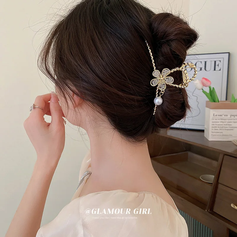 Pearl Crystal Flower Cross Hair Clip Korean Small Fragrance Temperament Shark Design Sense Ornament Female
Pearl Crystal Flower Cross Hair Clip Korean Small Fragrance Temperament Shark Design Sense Ornament Female